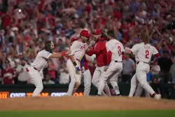 Phillies recover from Mets sweep, take out frustrations on Braves