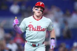 Young Phillies fan is gifted swag after adult fan takes his home run ball